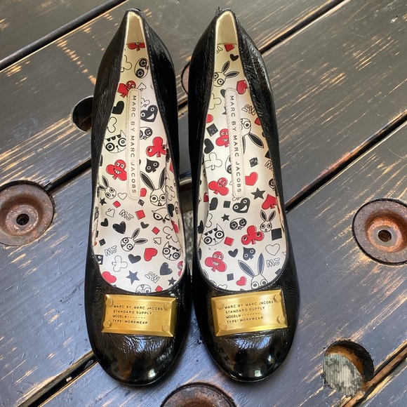 Marc Jacobs Heels with Signature Metal Front Tag - Picture 4 of 12